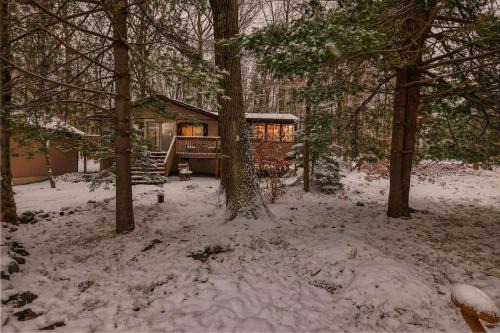 2Bd Lake Access Bungalow with Hot Tub in Locust Lake