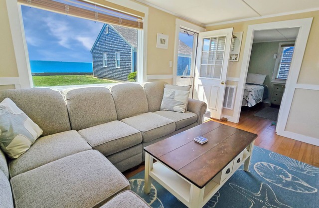 Pristine 2 BD Waterfront Cottage am Mayo Beach!