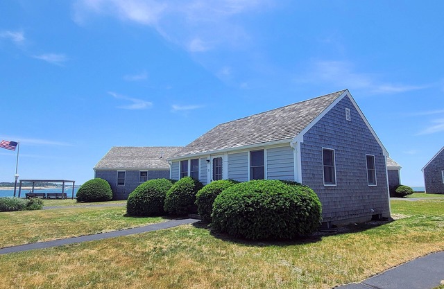 2BD Waterfront Cottage at Mayo Beach--Private Association Bay Beach, Walk to Town Pier