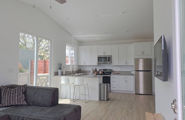 2Bed 1Ba Brand New Guesthouse Private Parking