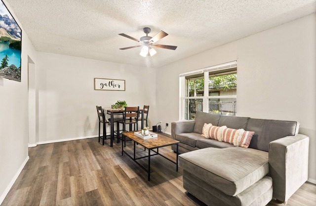 2bed/1bath apt w/ full kitchen - central location!