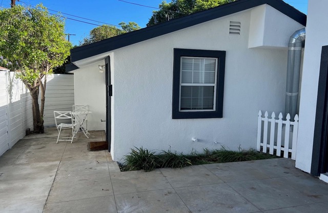 2bed 1bath GH house with parking near Van Nuys airport & Universal Studio for 4+
