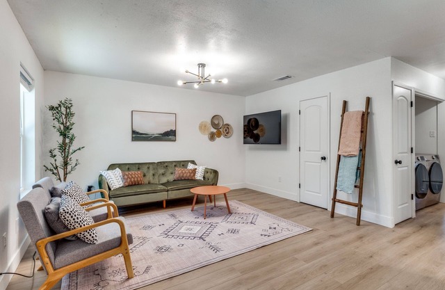 2bed/1bath Spacious Townhome in Fort Worth Near I-30