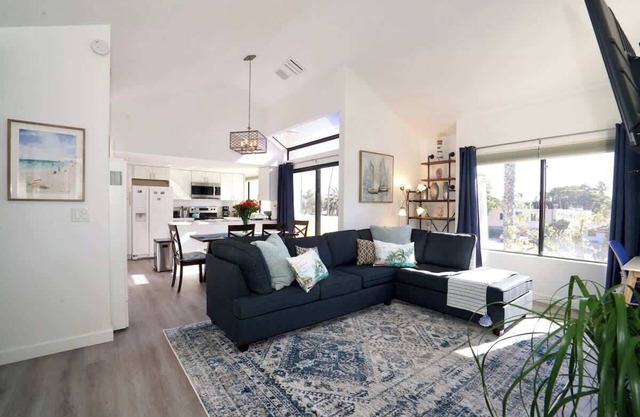 2Bed 2Bath APT walking distance to BEACH and BAY in PB