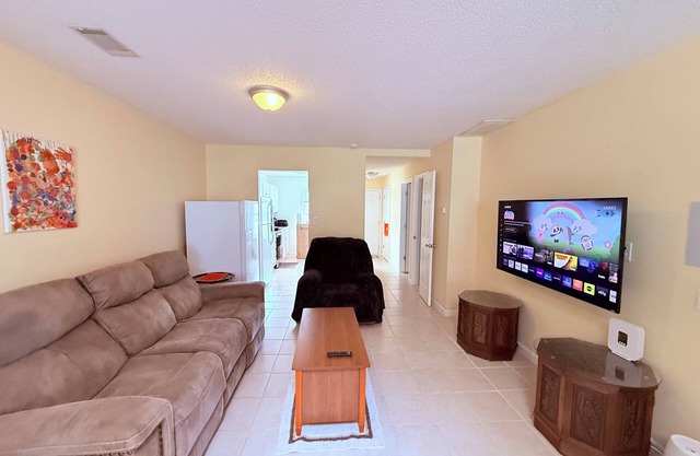 2bed/2bath Townhome with Fenced Yard, Pet Friendly and Adjustable Bed