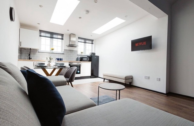 2Bed Executive Pad by Traboule Properties LTD