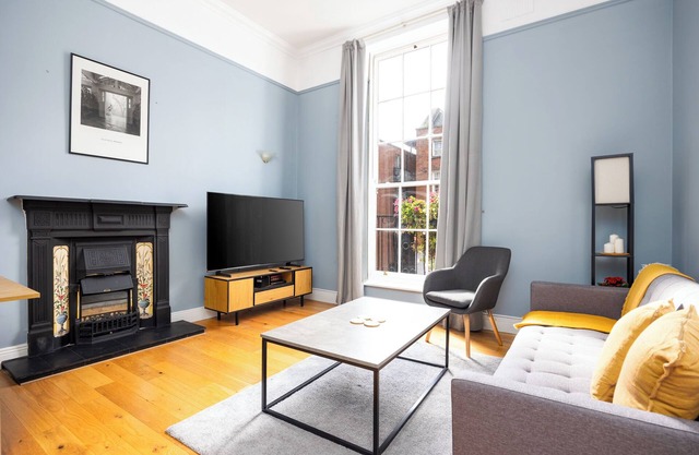 2Bed Flat W/ Private Balcony & Fireplace