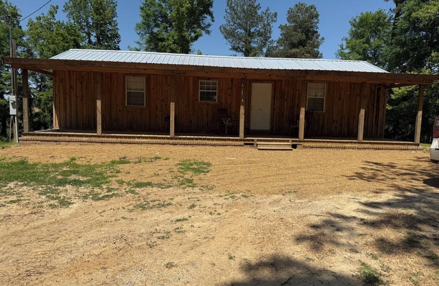 2bedroom cabin with AC,Heat,WiFi in Gore Springs just 2.6 miles to Grenada lake