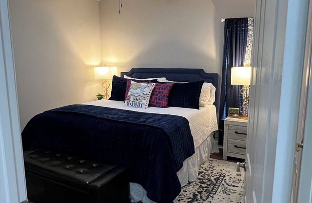 2bedroom condo in delightful Oxford with Wi-Fi, AC. near the square, Mtrade Park