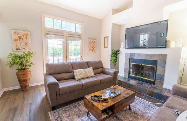 2Bedrooms, Jacuzzi, Crib, Grill ,kids essetials, walk to stores