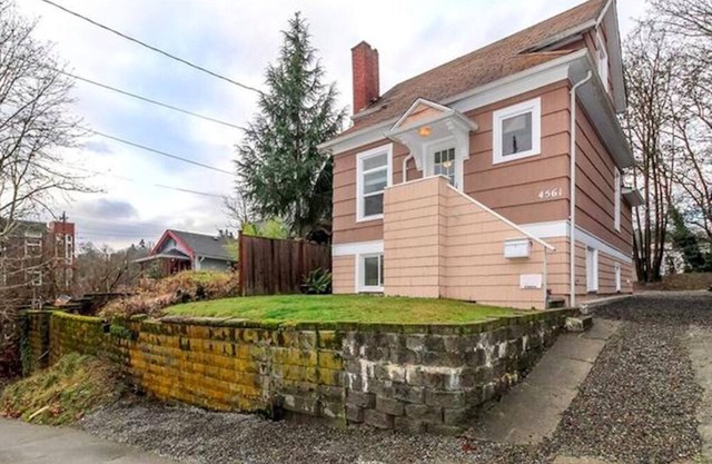 2BR/1.5BA - AC- Private upper unit of a duplex house. Few steps to Light Rail