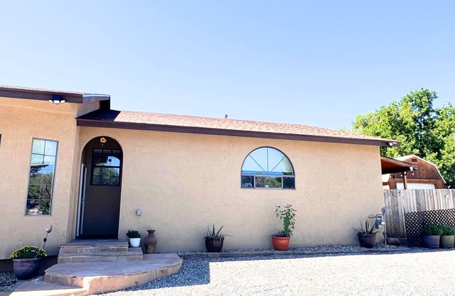 2BR 1B guest house. Convenient location, pet friendly, amazing views!