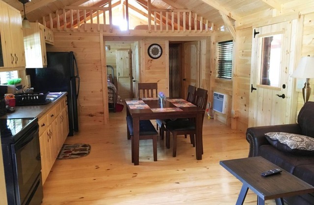 2BR / 1BA / Loft Amish erbaute Hütte befindet sich am Teich am Rippling Waters Campground