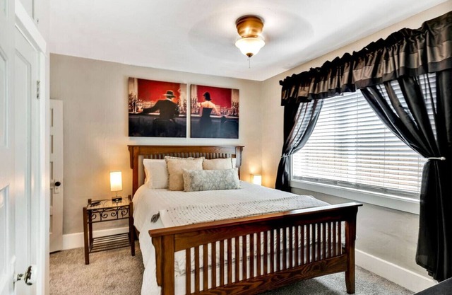 2BR/1BA Cute 1910 Cottage - Walk Downtown!