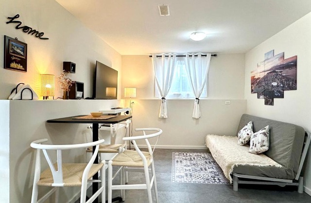 2BR 1BA Garden View Guest Suite - King-size Bed - Free Parking