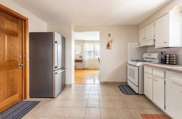 2BR-1BA Upper Unit in Central Cheektowaga W/One parking