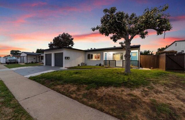 2BR, 2B, Coffee Bar, Cozy Sectional, Rainfall Shower, Smart TVs, Cozy Beach Theme