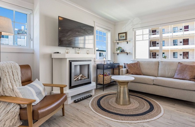 2BR 2BA Alki Beach Dream Location with Patio, Grill, and Balcony