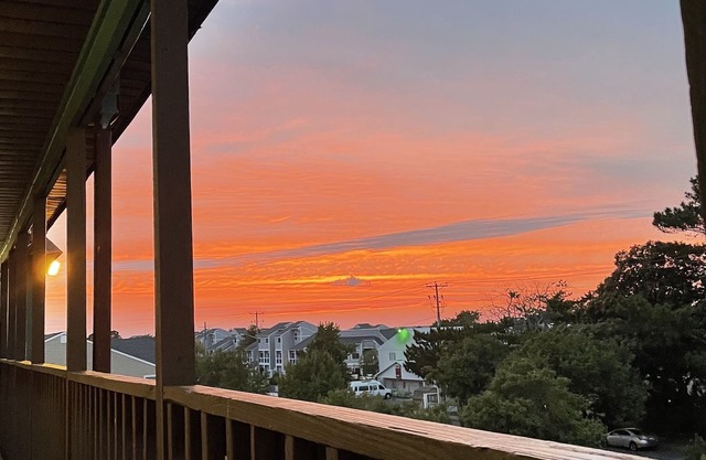 2BR 2BA condo parking, pool. Walk to beach, restau, minigolf waterpark, arcade