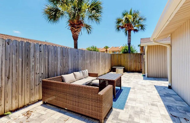 Walk to beach! 2 bd/2ba! Located in Seascape!