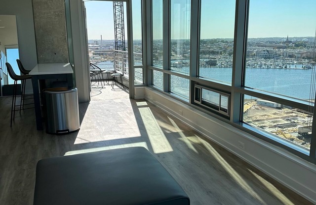 2BR/2BA Highrise Luxury Apt With Private Balcony