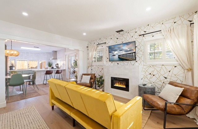 2BR+2BA | Hot Tub, Sauna, BBQ, Free Parking!