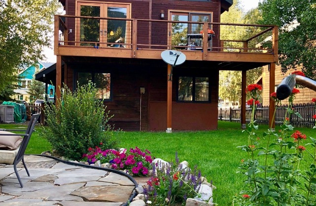 2BR 2BA In Town, Pet Friendly, Fenced Yard, Walkable, Large Deck