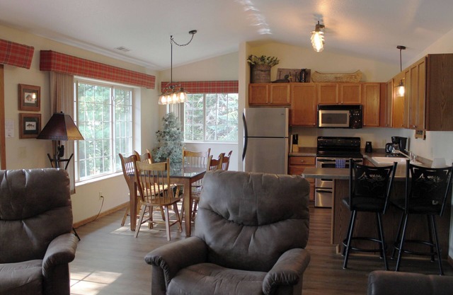 2nd floor, 2 bed condo on Duck Lake in Eagle River