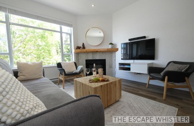 2BR 2BA Mountain Escape w Perfect Village Location Near to Shops, Cafes, Olympic Rings