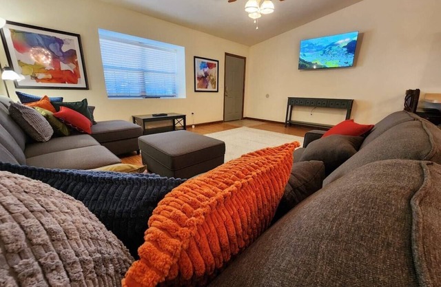 2BR 2BA Only 3 miles to the Capitol Near Park Ave