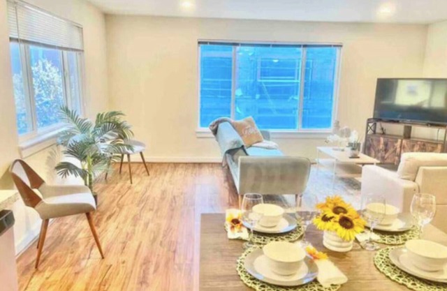 2BR/2BA with Parking & Peaceful Vibes
