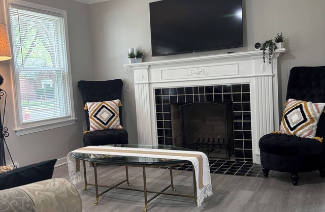 2BR 3 Queen Kitchen Safe & Quiet 10 min from DWNTN smart’s tv wifi AC