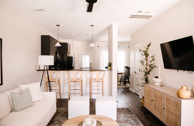 2BR | 3mi to Kyle Field w/ Pool