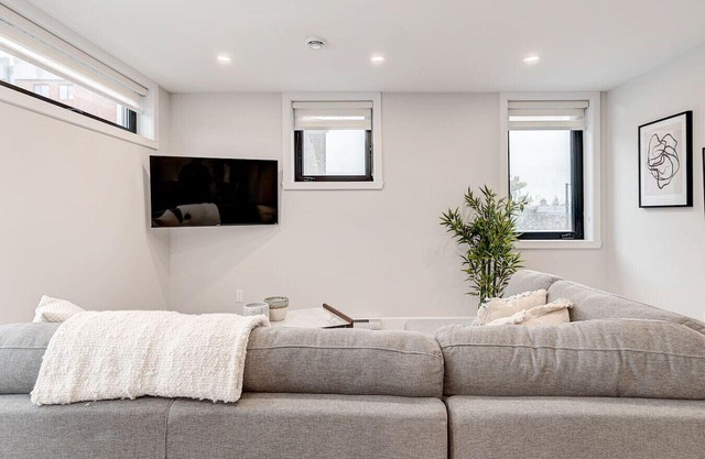 2BR Apartment with private terrace plaza St-Hubert