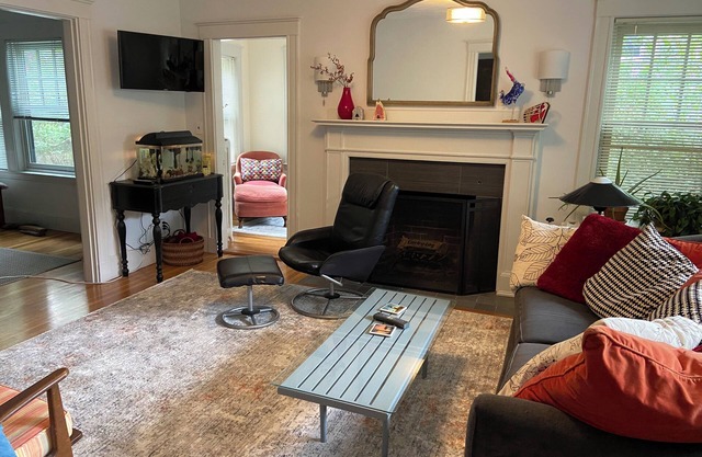 2BR Apt in Boston close to Hospitals, Fenway Park, Bus, T, Restaurants and WF