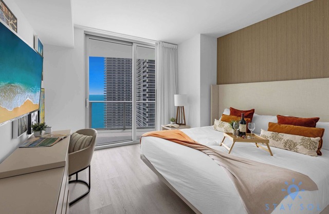 2BR Apt with Amazing Ocean View Balcony & Pool