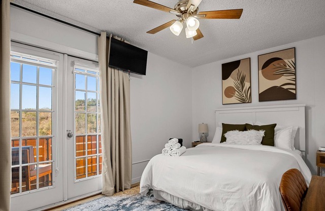 2BR Aptnear downtown & UT Austin w/ balcony