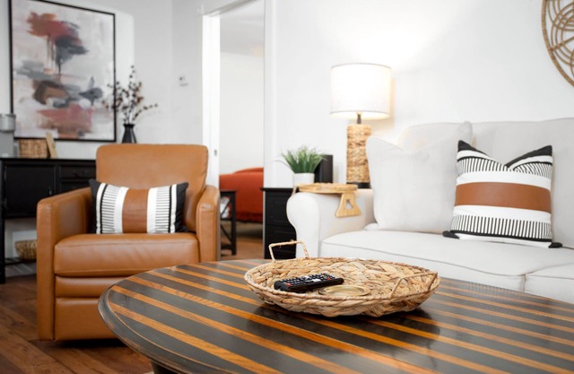 5 StarHost. 2BR-1BA! Pets welcome! Hike the Canyon! Downtown! No cleaning fees.