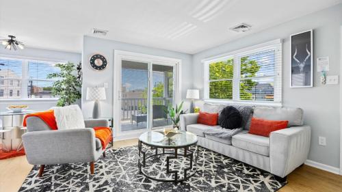 2BR Beach Escape - Walk to Boardwalk - Parking