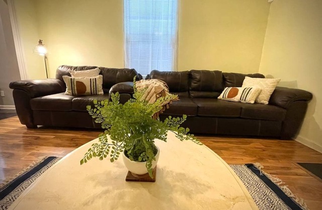 2BR Bungalow 1.7 Miles from FQ w/ Parking