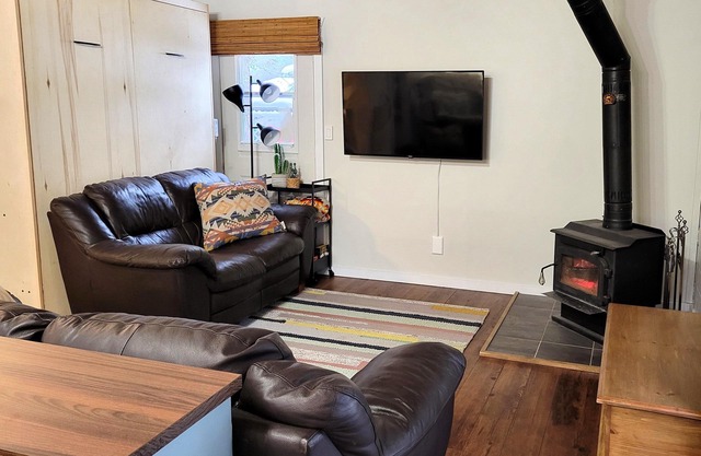 2BR cabin, XL treed lot, fireplace, pet friendly,Wifi, great fishing @ Delaronde