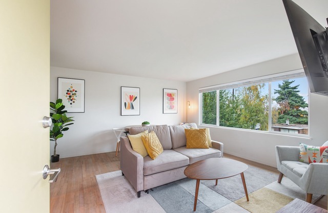 2BR Chic Colorful Queen Anne Apt - 4m to DT Seattle, Free Parking - NEW