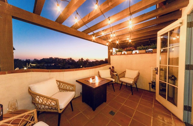 2BR Coastal/Condo/Minutes 2 Beaches, Dining & Shops.Ocean Views & Sunsets!