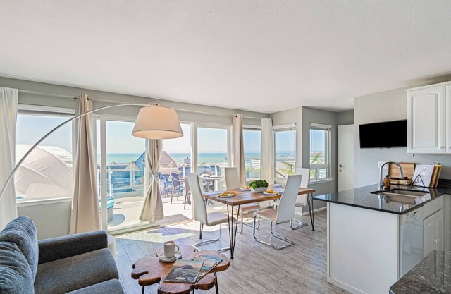 2BR Coastal Gem w/ Ocean Views + Shared Firepit Lounge Near Cayucos Pier