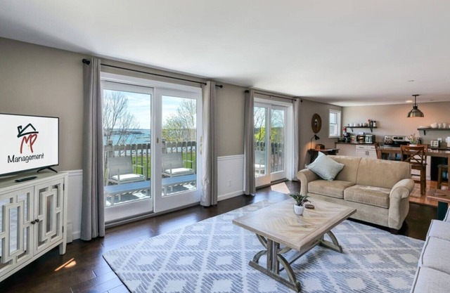 Driftwood - 2BR Condo Downtown SWH w/ Ocean Views
