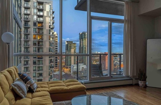 2BR Condo in Beltline near Restaurants & Shops including Parking