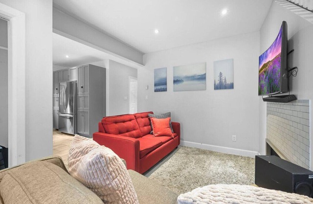 2BR Downtown Retreat: Mins to Beach, BBQ & Firepit