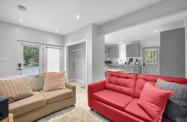 2BR Downtown Retreat Mins to Beach BBQ and Firepit