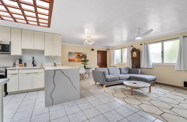 Cozy 2BR Home, 2-Min Walk to Ewa Beach, Fast WiFi & A/C