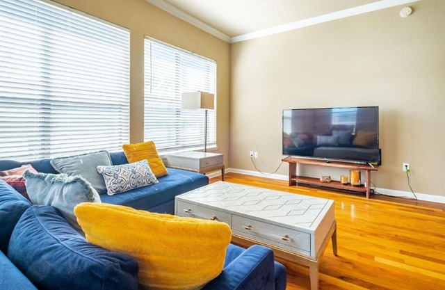 2BR Executive Suite With Pool, Gym By ENVITAE
